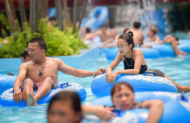 em và bố tập bơi nè - công viên nước hồ tây