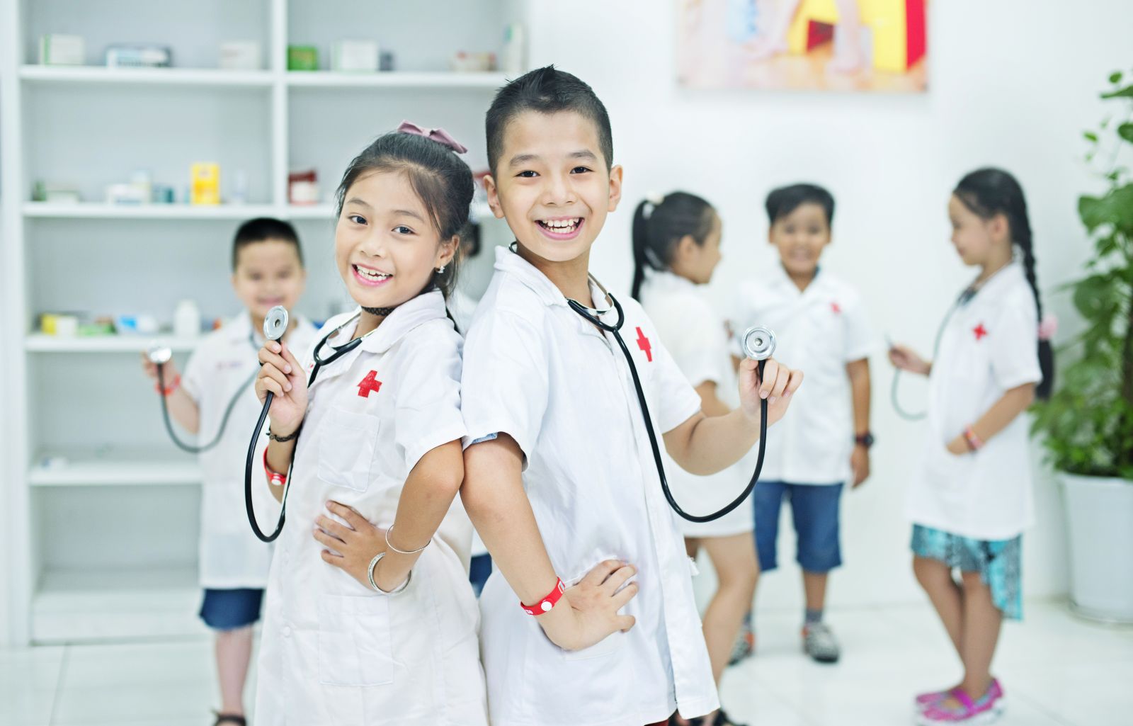 ước mơ của bé là thành bác sỹ chữa bệnh cho con nít