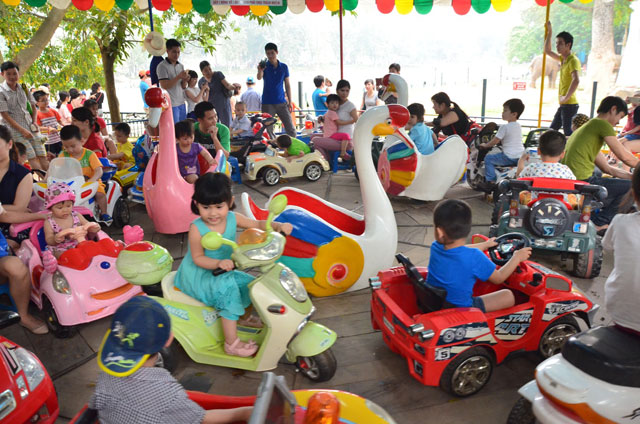 Trò chơi ở công viên Thủ Lệ